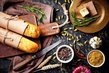 Ekmek ve hamur işleri eski bir arka plan üzerinde mutfak aksesuarları ile bir kompozisyon içinde