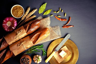 Ekmek ve hamur işleri eski bir arka plan üzerinde mutfak aksesuarları ile bir kompozisyon içinde