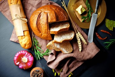 Ekmek ve hamur işleri eski bir arka plan üzerinde mutfak aksesuarları ile bir kompozisyon içinde