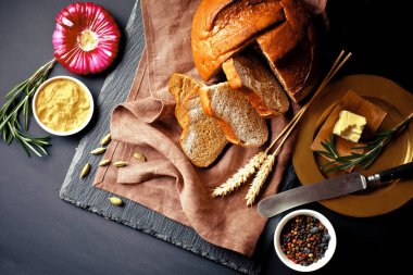 Ekmek ve hamur işleri eski bir arka plan üzerinde mutfak aksesuarları ile bir kompozisyon içinde