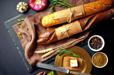 Ekmek ve hamur işleri eski bir arka plan üzerinde mutfak aksesuarları ile bir kompozisyon içinde