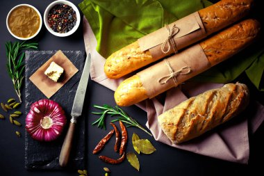 Ekmek ve hamur işleri eski bir arka plan üzerinde mutfak aksesuarları ile bir kompozisyon içinde