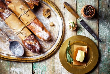 Ekmek ve hamur işleri eski bir arka plan üzerinde mutfak aksesuarları ile bir kompozisyon içinde