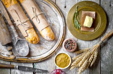 Ekmek ve hamur işleri eski bir arka plan üzerinde mutfak aksesuarları ile bir kompozisyon içinde