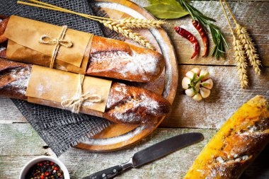 Ekmek ve hamur işleri eski bir arka plan üzerinde mutfak aksesuarları ile bir kompozisyon içinde