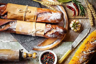 Ekmek ve hamur işleri eski bir arka plan üzerinde mutfak aksesuarları ile bir kompozisyon içinde