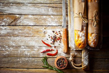 Ekmek ve hamur işleri eski bir arka plan üzerinde mutfak aksesuarları ile bir kompozisyon içinde