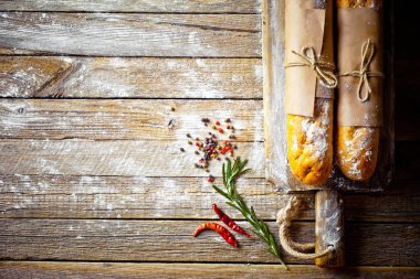 Ekmek ve hamur işleri eski bir arka plan üzerinde mutfak aksesuarları ile bir kompozisyon içinde