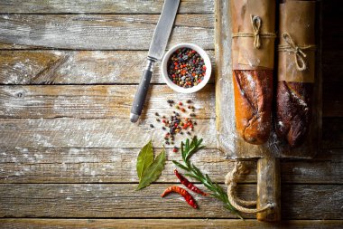 Ekmek ve hamur işleri eski bir arka plan üzerinde mutfak aksesuarları ile bir kompozisyon içinde