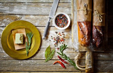 Ekmek ve hamur işleri eski bir arka plan üzerinde mutfak aksesuarları ile bir kompozisyon içinde