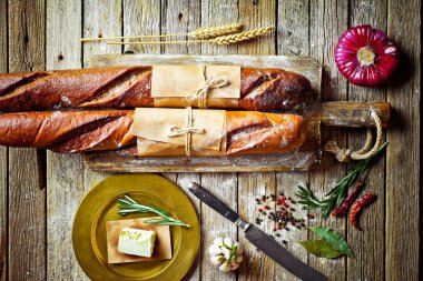 Ekmek ve hamur işleri eski bir arka plan üzerinde mutfak aksesuarları ile bir kompozisyon içinde