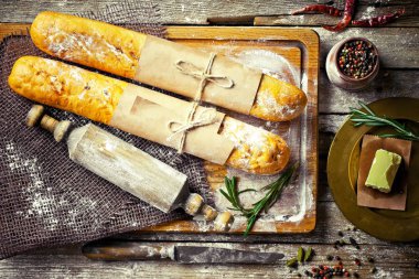 Ekmek ve hamur işleri eski bir arka plan üzerinde mutfak aksesuarları ile bir kompozisyon içinde