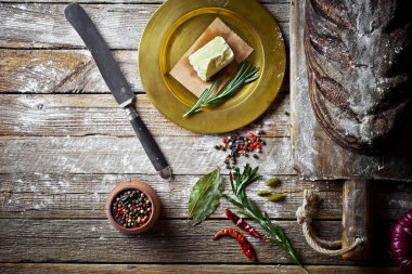 Ekmek ve hamur işleri eski bir arka plan üzerinde mutfak aksesuarları ile bir kompozisyon içinde