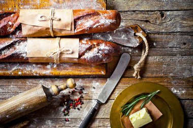 Ekmek ve hamur işleri eski bir arka plan üzerinde mutfak aksesuarları ile bir kompozisyon içinde