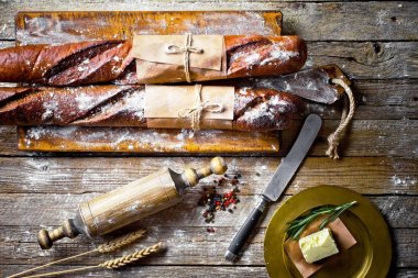 Ekmek ve hamur işleri eski bir arka plan üzerinde mutfak aksesuarları ile bir kompozisyon içinde