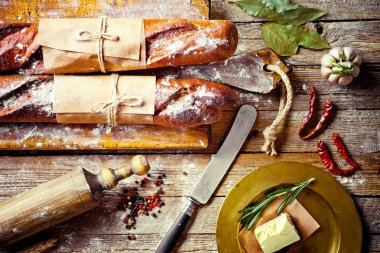 Ekmek ve hamur işleri eski bir arka plan üzerinde mutfak aksesuarları ile bir kompozisyon içinde