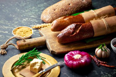 Ekmek ve hamur işleri eski bir arka plan üzerinde mutfak aksesuarları ile bir kompozisyon içinde