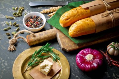 Ekmek ve hamur işleri eski bir arka plan üzerinde mutfak aksesuarları ile bir kompozisyon içinde