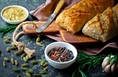 Ekmek ve hamur işleri eski bir arka plan üzerinde mutfak aksesuarları ile bir kompozisyon içinde