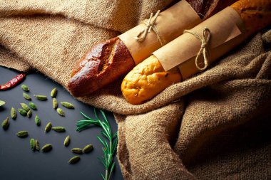 Ekmek ve hamur işleri eski bir arka plan üzerinde mutfak aksesuarları ile bir kompozisyon içinde