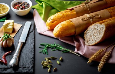 Ekmek ve hamur işleri eski bir arka plan üzerinde mutfak aksesuarları ile bir kompozisyon içinde