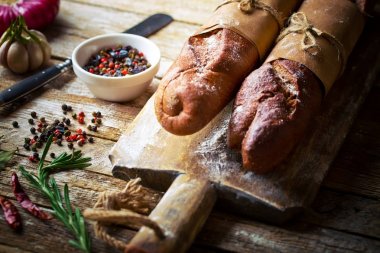 Ekmek ve hamur işleri eski bir arka plan üzerinde mutfak aksesuarları ile bir kompozisyon içinde