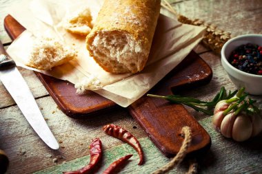 Ekmek ve hamur işleri eski bir arka plan üzerinde mutfak aksesuarları ile bir kompozisyon içinde