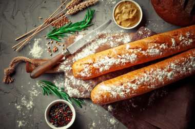 Ekmek ve hamur işleri eski bir arka plan üzerinde mutfak aksesuarları ile bir kompozisyon içinde