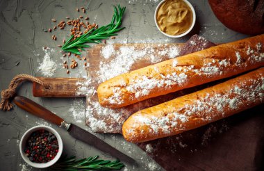 Ekmek ve hamur işleri eski bir arka plan üzerinde mutfak aksesuarları ile bir kompozisyon içinde