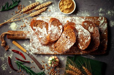 Ekmek ve hamur işleri eski bir arka plan üzerinde mutfak aksesuarları ile bir kompozisyon içinde