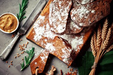 Ekmek ve hamur işleri eski bir arka plan üzerinde mutfak aksesuarları ile bir kompozisyon içinde