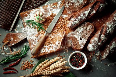 Ekmek ve hamur işleri eski bir arka plan üzerinde mutfak aksesuarları ile bir kompozisyon içinde