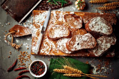 Ekmek ve hamur işleri eski bir arka plan üzerinde mutfak aksesuarları ile bir kompozisyon içinde