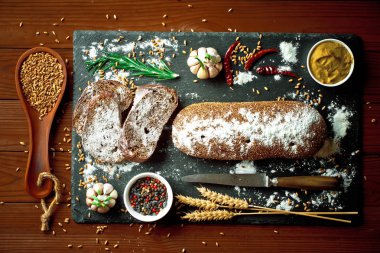 Ekmek ve hamur işleri eski bir arka plan üzerinde mutfak aksesuarları ile bir kompozisyon içinde