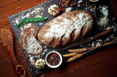 Ekmek ve hamur işleri eski bir arka plan üzerinde mutfak aksesuarları ile bir kompozisyon içinde