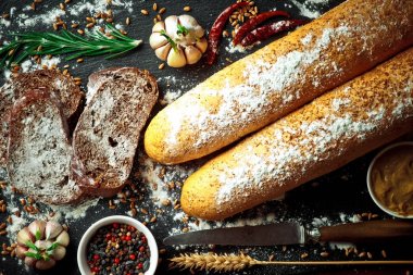 Ekmek ve hamur işleri eski bir arka plan üzerinde mutfak aksesuarları ile bir kompozisyon içinde