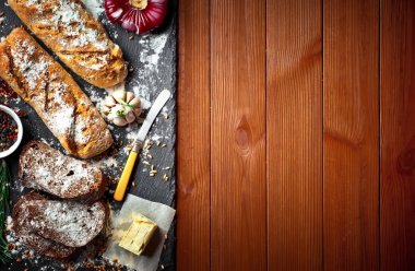 Ekmek ve hamur işleri eski bir arka plan üzerinde mutfak aksesuarları ile bir kompozisyon içinde