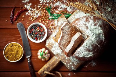 Ekmek ve hamur işleri eski bir arka plan üzerinde mutfak aksesuarları ile bir kompozisyon içinde