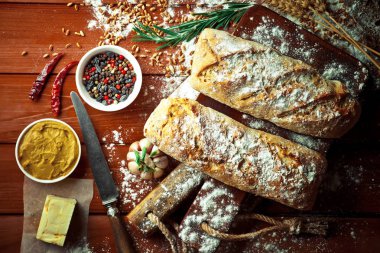 Ekmek ve hamur işleri eski bir arka plan üzerinde mutfak aksesuarları ile bir kompozisyon içinde