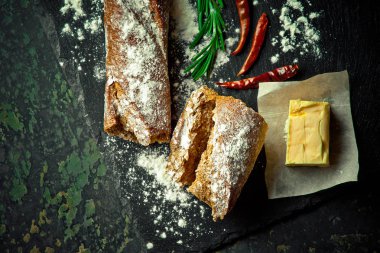 Ekmek ve hamur işleri eski bir arka plan üzerinde mutfak aksesuarları ile bir kompozisyon içinde