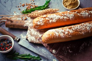 Ekmek ve hamur işleri eski bir arka plan üzerinde mutfak aksesuarları ile bir kompozisyon içinde