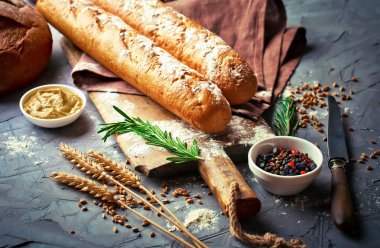 Ekmek ve hamur işleri eski bir arka plan üzerinde mutfak aksesuarları ile bir kompozisyon içinde