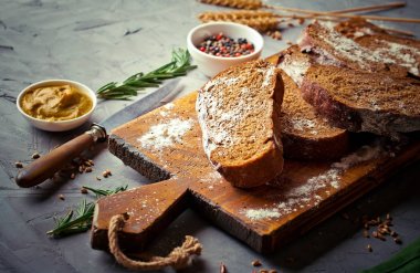 Ekmek ve hamur işleri eski bir arka plan üzerinde mutfak aksesuarları ile bir kompozisyon içinde