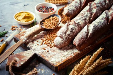 Ekmek ve hamur işleri eski bir arka plan üzerinde mutfak aksesuarları ile bir kompozisyon içinde