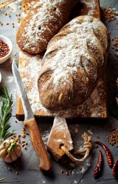 Ekmek ve hamur işleri eski bir arka plan üzerinde mutfak aksesuarları ile bir kompozisyon içinde