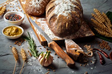 Ekmek ve hamur işleri eski bir arka plan üzerinde mutfak aksesuarları ile bir kompozisyon içinde