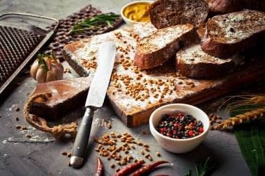 Ekmek ve hamur işleri eski bir arka plan üzerinde mutfak aksesuarları ile bir kompozisyon içinde