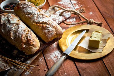 Ekmek ve hamur işleri eski bir arka plan üzerinde mutfak aksesuarları ile bir kompozisyon içinde