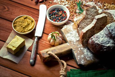 Ekmek ve hamur işleri eski bir arka plan üzerinde mutfak aksesuarları ile bir kompozisyon içinde