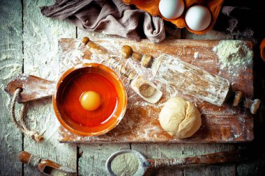 Eski bir arka plan üzerinde un ile hamur 